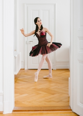 Viktorina Kapitonova as Olimpia in Christian Spuck's Der Sandmann Ballet